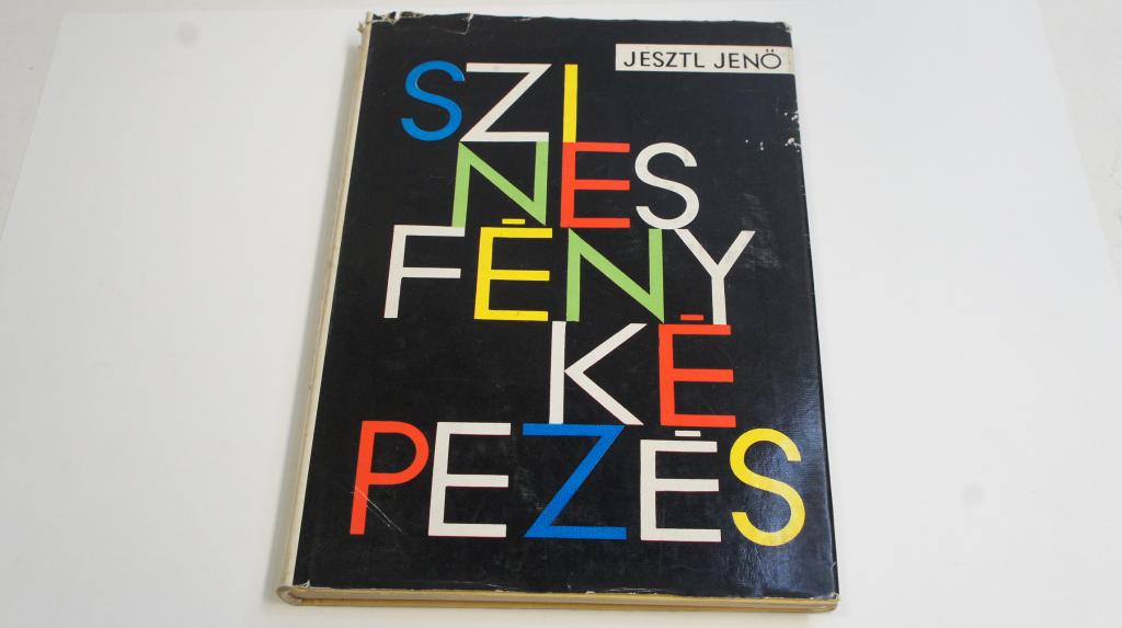 Jesztl Jenő: A színes fényképezés  ;  Műszaki könyvkiadó 1968.