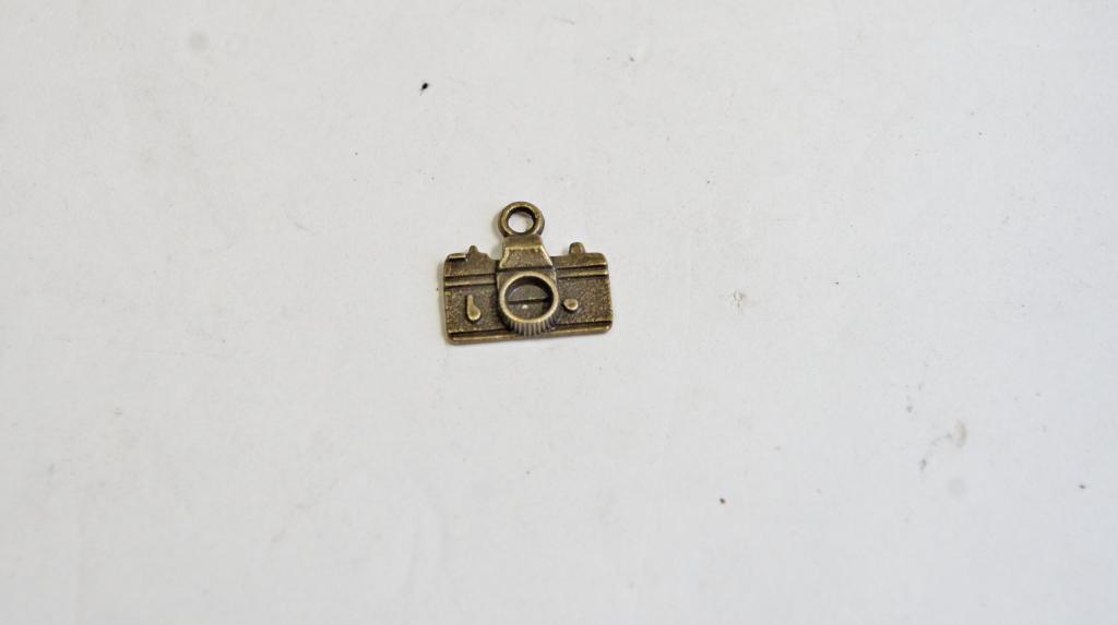 Fényképezőgépet ábrázoló mini fém medál