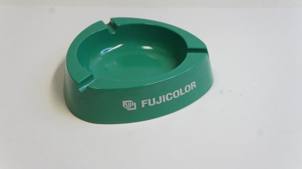 Fujicolor feliratú hamutálca
