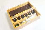 Mikroszkóp okular sorozat fa dobozban 6db, plusz tartozékok