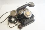 Régi fém, tárcsás fekete telefon