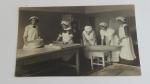 Korabeli levelezőlap fénykép hölgyek kiskonyhában 1913.