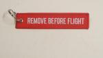 Remove before flight feliratú kulcstartó