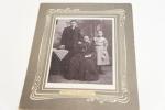 Régi fotó, 3 alakos, talán család kislánnyal