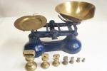 Mérleg réz súlyokkal és tálcákkal